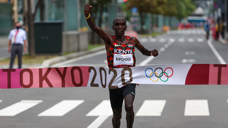 Eliud Kipchoge bảo vệ thành công HCV Olympic chạy marathon - Ảnh 1.