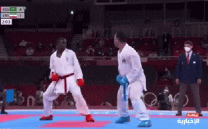 Võ sĩ karate bị đá ngất xỉu nằm trên cáng vẫn đoạt huy chương vàng Olympic