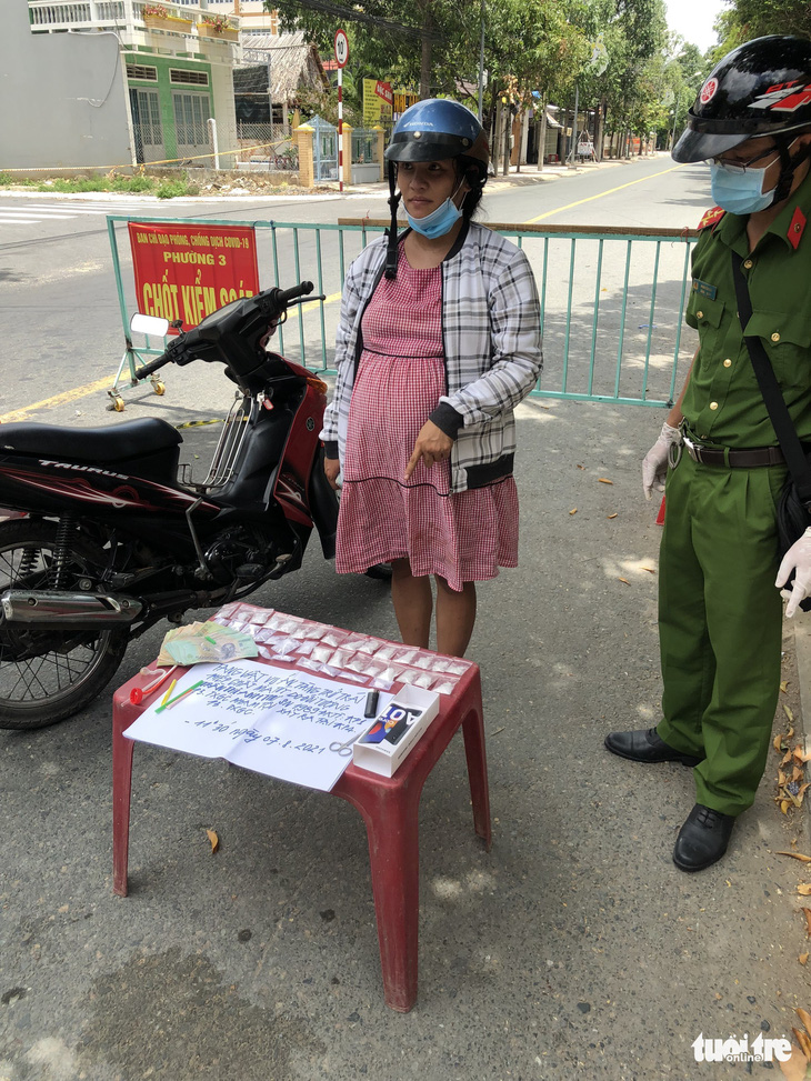 Bắt 1 phụ nữ mang bầu tàng trữ trái phép 36 bịch ma túy ở Tiền Giang - Ảnh 1.
