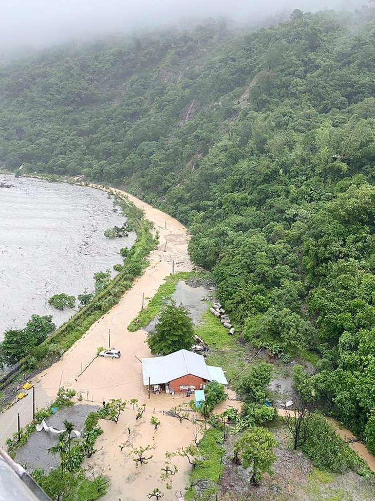 Video cầu bị nước lũ cuốn sập ở Đài Loan, Trung Quốc phát cảnh báo mưa lớn - Ảnh 3.