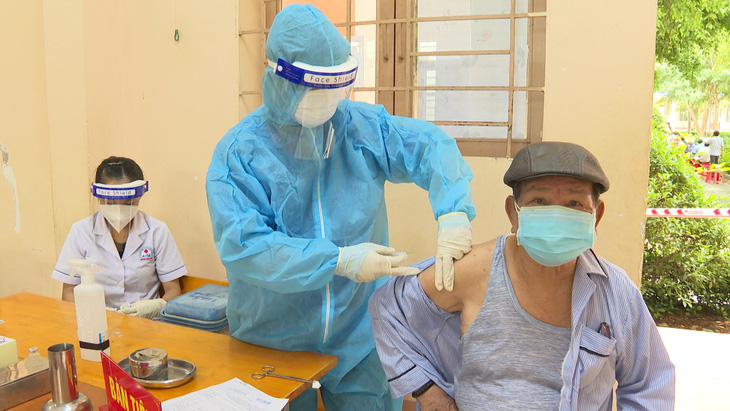 Người tiêm đủ vắc xin về Bình Phước từ vùng dịch chỉ phải theo dõi tại nhà - Ảnh 1.