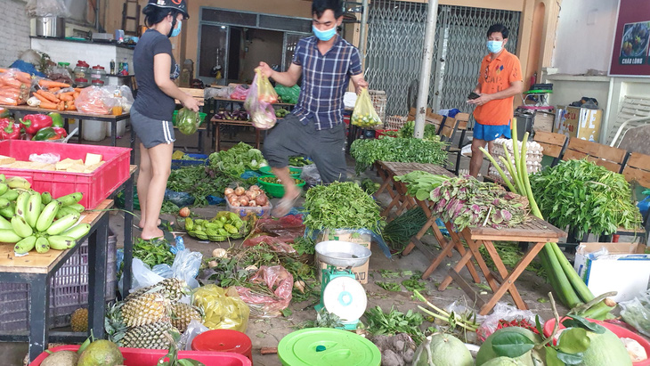 Người dân TP.HCM cải tạo sân vườn, quán ăn thành điểm bán hàng dã chiến, siêu thị mini - Ảnh 2.