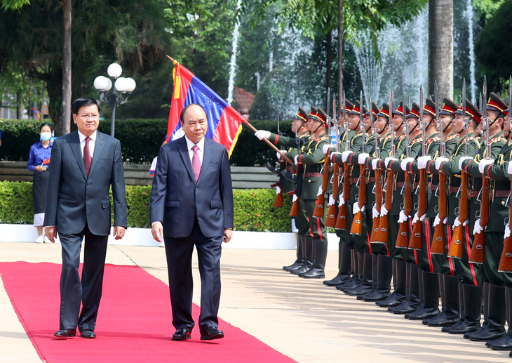 Lãnh đạo Việt Nam, Lào bàn về hợp tác toàn diện, Biển Đông, nguồn nước sông Mekong - Ảnh 1.