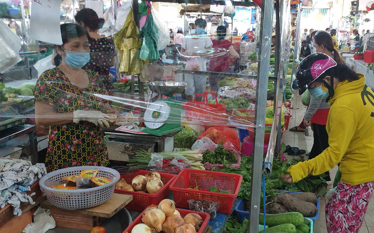 TP.HCM mở bán lại lương thực, thực phẩm tại chợ truyền thống