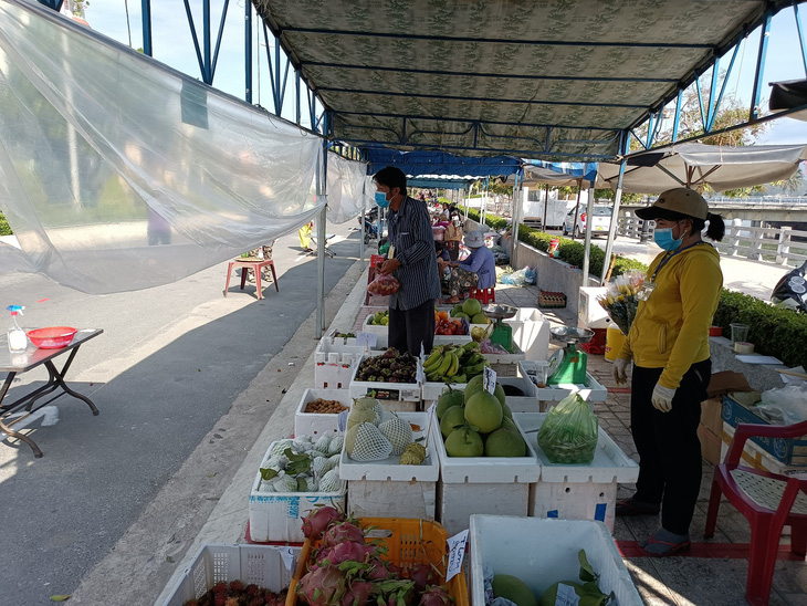 Nha Trang đưa chợ dã chiến ra phố - Ảnh 7.