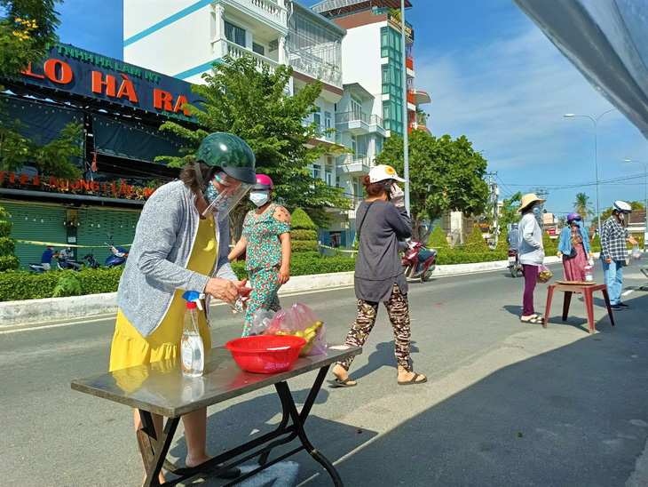 Nha Trang đưa chợ dã chiến ra phố - Ảnh 5.