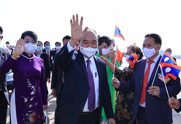Chủ tịch nước Nguyễn Xuân Phúc lên đường thăm hữu nghị chính thức Lào - Ảnh 1.