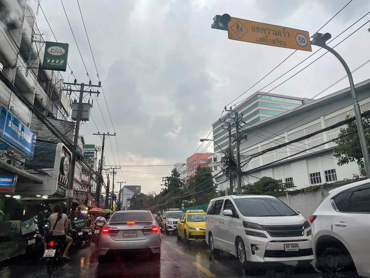 Thái Lan thử nghiệm chung sống với COVID-19, Bangkok kẹt xe lại từ sáng - Ảnh 2.