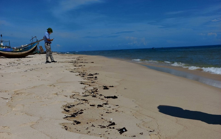 Vết dầu loang dài 5km xuất hiện dọc bờ biển Quảng Bình - Ảnh 1.
