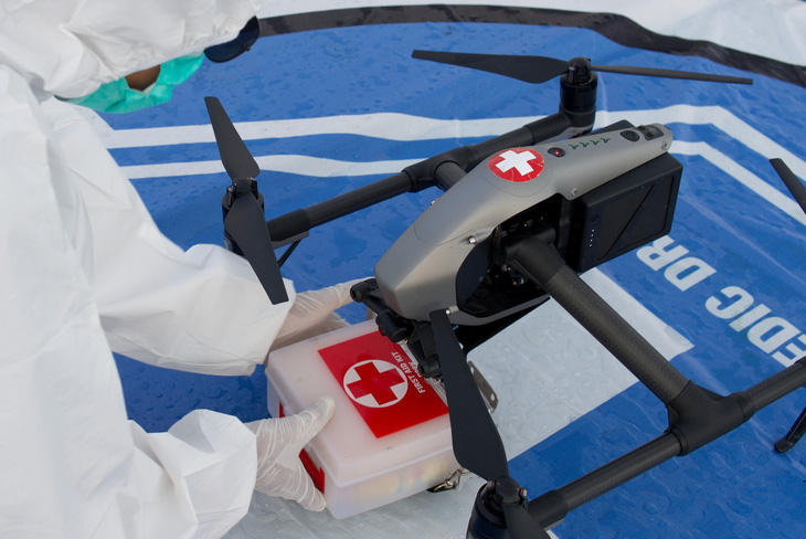 Indonesia dùng drone giao hàng cho bệnh nhân COVID-19 tại nhà - Ảnh 1.