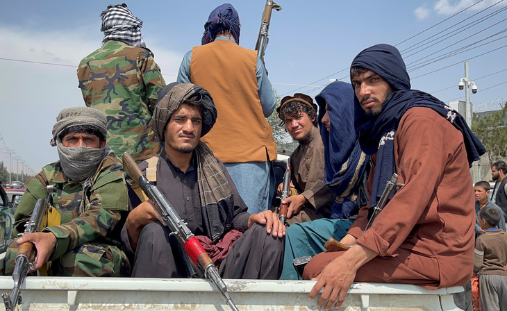 Taliban hộ tống công dân Mỹ tới sân bay - Ảnh 1.