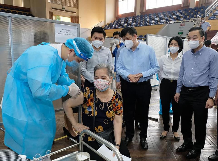 Bộ trưởng Bộ Y tế: Kỳ vọng đến 15-9, 100% người trên 18 tuổi ở Hà Nội được tiêm vắc xin - Ảnh 1.