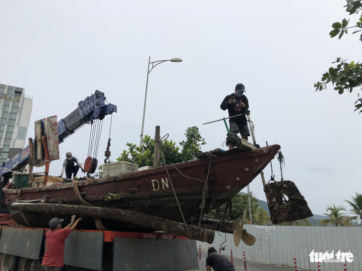 Đà Nẵng cho ngư dân ra ngoài di dời tàu thuyền tránh bão - Ảnh 4.