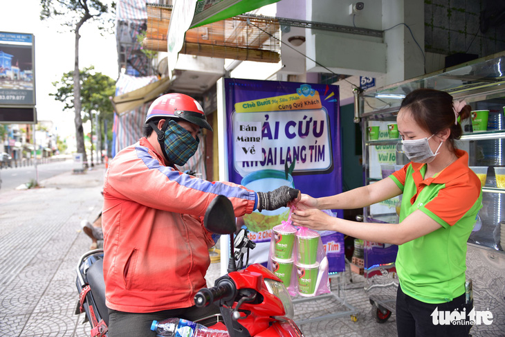 Cho bán mang đi nhưng chủ quán chưa dám mạo hiểm thêm - Ảnh 1.