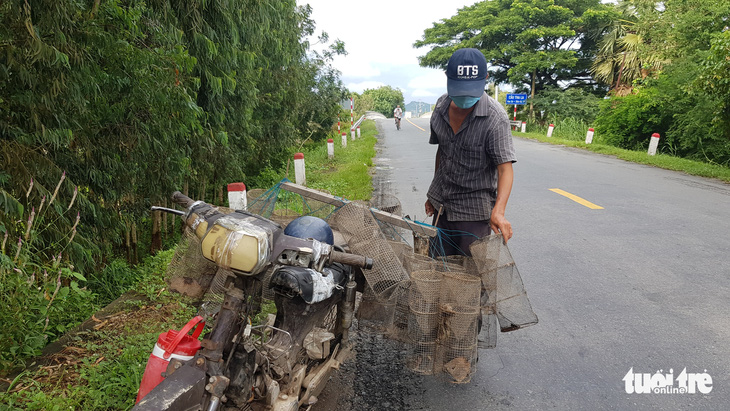 Nước lũ xăm xắp, người dân tất bật bủa lưới, đặt dớn đánh bắt cá đồng - Ảnh 4.