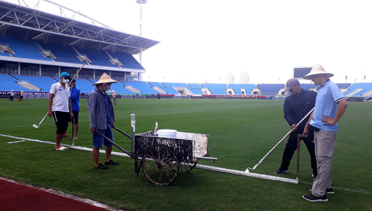 Chuẩn bị hai trận đấu của tuyển Việt Nam: Tích cực chăm sóc mặt cỏ sân Mỹ Đình - Ảnh 1.