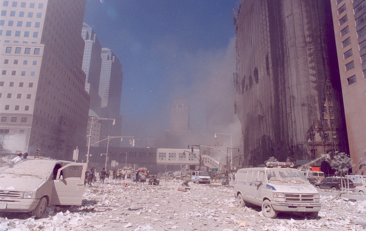 Vụ khủng bố 11-9: Xem lại những thước phim như trở về địa ngục - Ảnh 2.