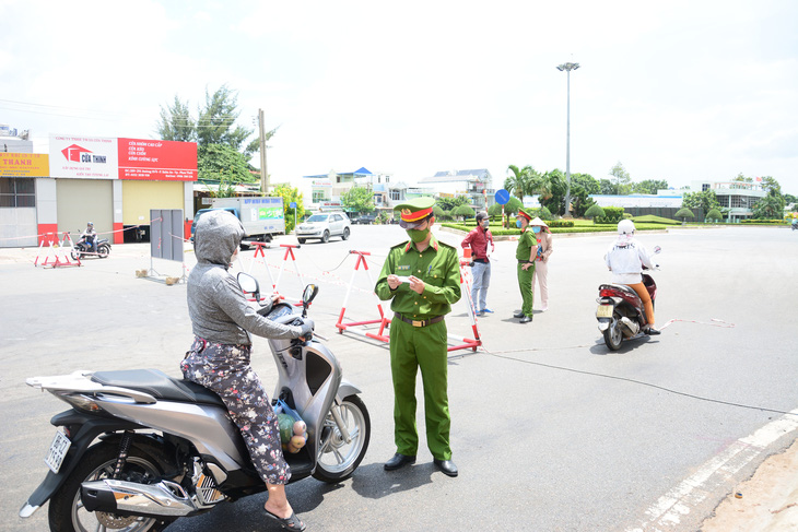 Từ ngày 12-9, Phan Thiết kiểm soát người và phương tiện ra vào trung tâm như thế nào? - Ảnh 1.