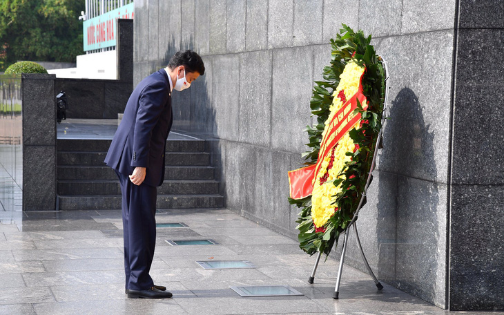 Bộ trưởng Quốc phòng Nhật Bản đặt vòng hoa tại Lăng Chủ tịch Hồ Chí Minh