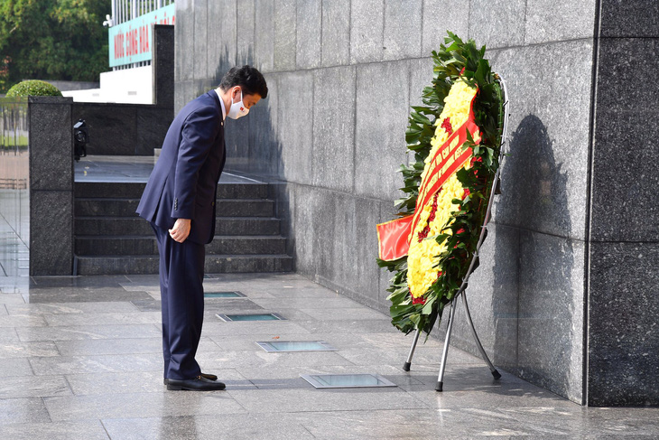 Bộ trưởng Quốc phòng Nhật Bản đặt vòng hoa tại Lăng Chủ tịch Hồ Chí Minh - Ảnh 1.
