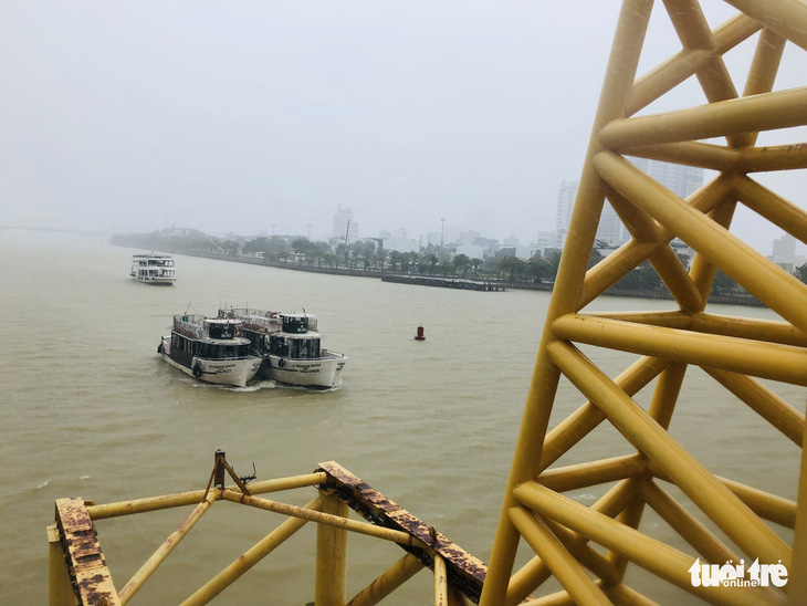 Đà Nẵng: Cầu Nguyễn Văn Trỗi nâng nhịp thông tuyến tàu thuyền đi tránh bão - Ảnh 3.