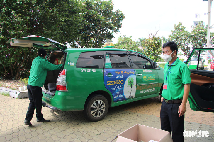 TP.HCM: Vận chuyển hàng hóa dành cho trẻ em bằng xe taxi - Ảnh 1.