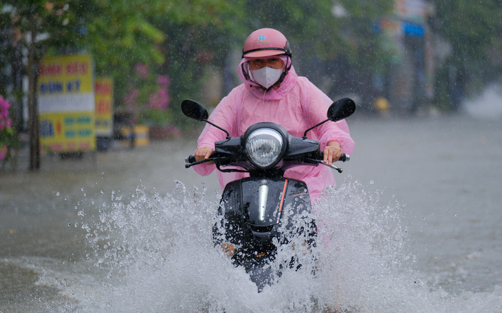 Miền Trung mưa lớn 10 ngày liền, TP.HCM triều cường mạnh lúc rạng sáng và chiều tối