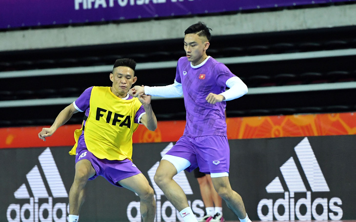 Đội tuyển futsal Việt Nam làm quen với sân thi đấu chính thức, sẵn sàng đối đầu Brazil