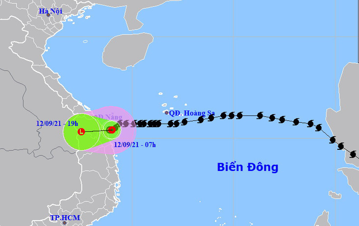 Áp thấp nhiệt đới gây mưa lớn, cứu 17 thuyền viên gặp sự cố trên biển - Ảnh 3.