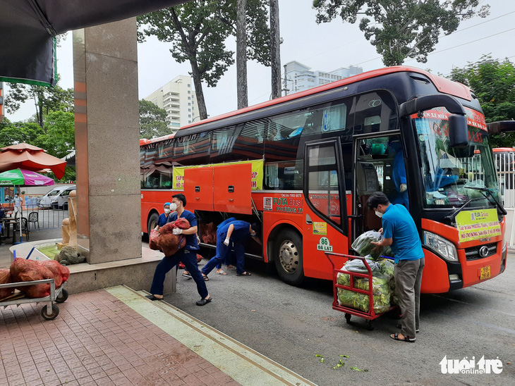 Mất mùa do mưa, Đà Lạt vẫn chuyển rau tặng TP.HCM, chở gấp đến bệnh viện - Ảnh 7.