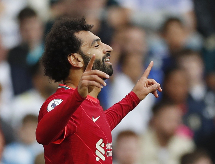 Salah ghi bàn thứ 100, Liverpool bắt kịp Man Utd, Chelsea trên ngôi đầu - Ảnh 1.