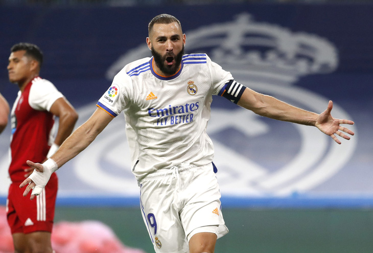 Benzema lập hat-trick giúp Real ngược dòng ngoạn mục và lên đầu bảng - Ảnh 1.