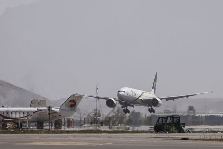 Chuyến bay thương mại đầu tiên tới Kabul dưới thời Taliban - Ảnh 1.