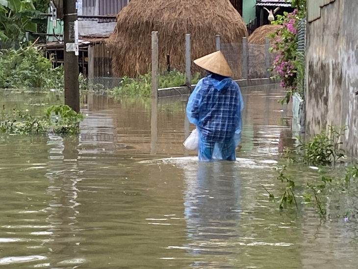 Quảng Nam ngớt mưa, nhiều nơi vẫn còn ngập cục bộ - Ảnh 4.