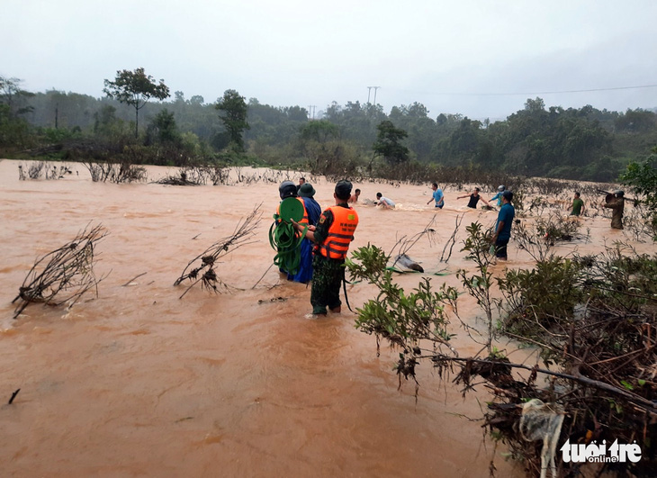 Còn 12 người đi rừng chưa liên lạc được sau bão ở Huế - Ảnh 1.
