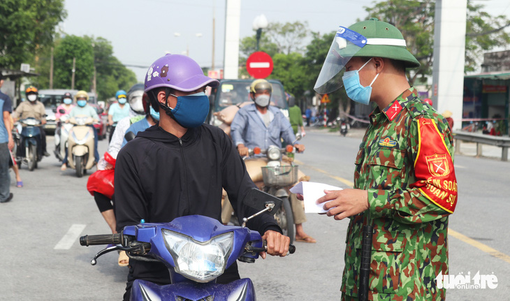 Người dân gặp rắc rối vì giấy đi đường, cửa ngõ TP Vinh ùn tắc - Ảnh 6.