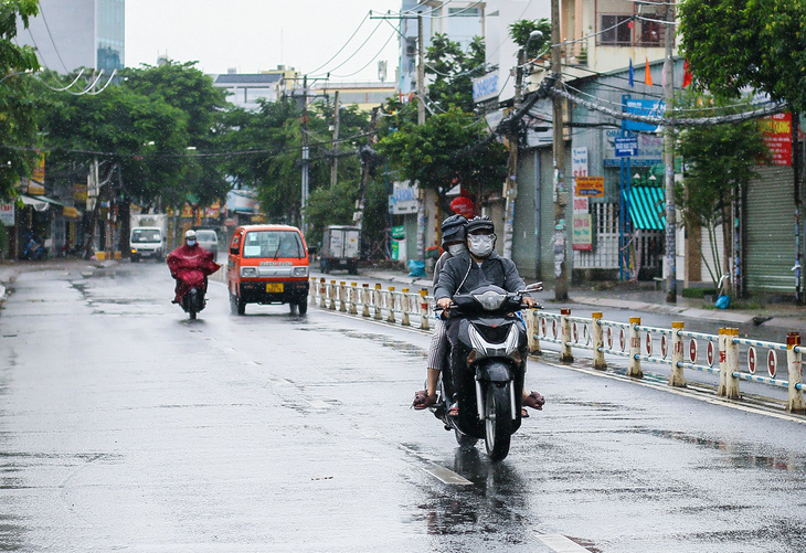 Áp thấp suy yếu vẫn gây mưa lớn, miền Nam đề phòng mưa đá, lốc - Ảnh 1.