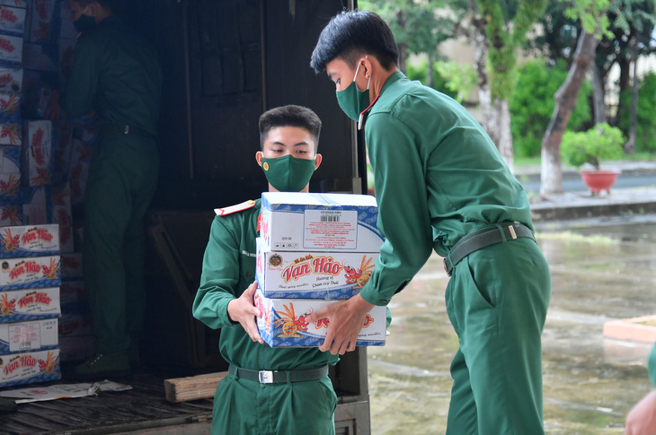 Bộ tư lệnh TP.HCM tặng quà giúp Kiên Giang chống dịch - Ảnh 1.