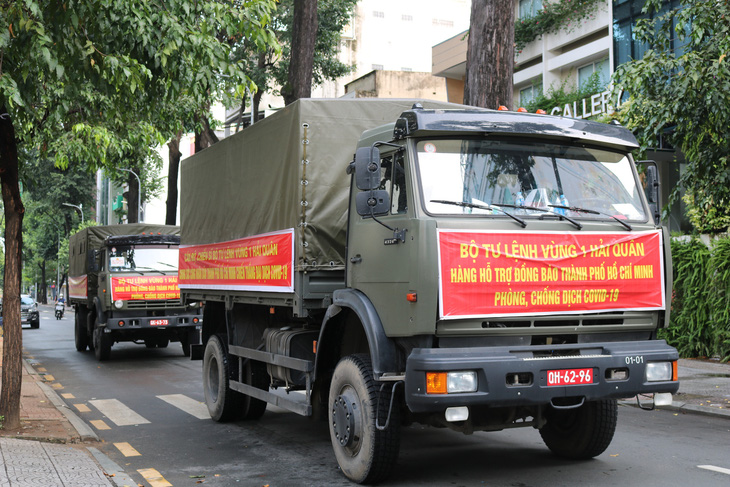 Bộ Tư lệnh Vùng 1 Hải quân tặng TP.HCM 20 tấn gạo - Ảnh 2.