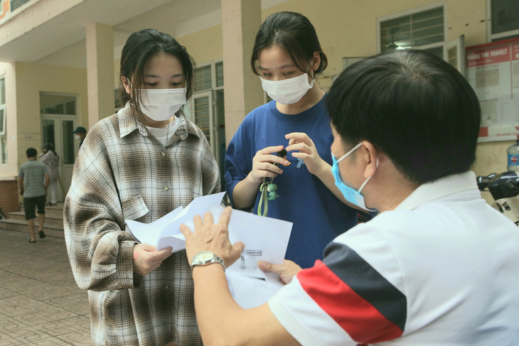 Tiền hỗ trợ đến với sinh viên nghèo, lao động không tạm trú ở Hà Nội - Ảnh 1.