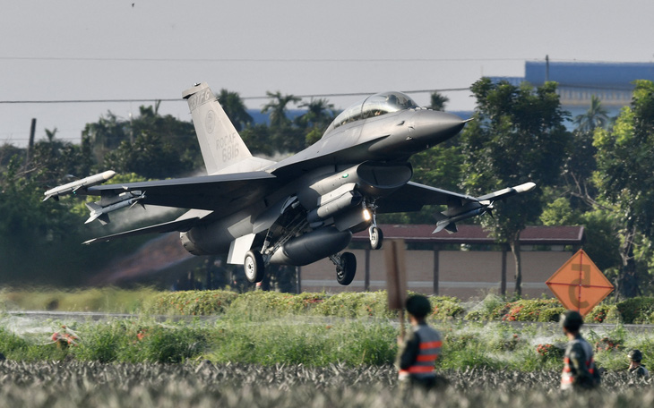 Máy bay chiến đấu Đài Loan thử sức trên đường cao tốc