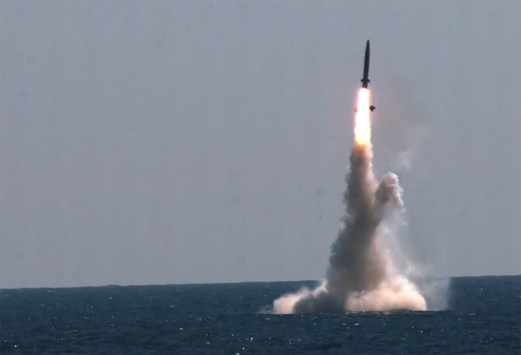 Hai miền Triều Tiên cùng phóng tên lửa - Ảnh 1.