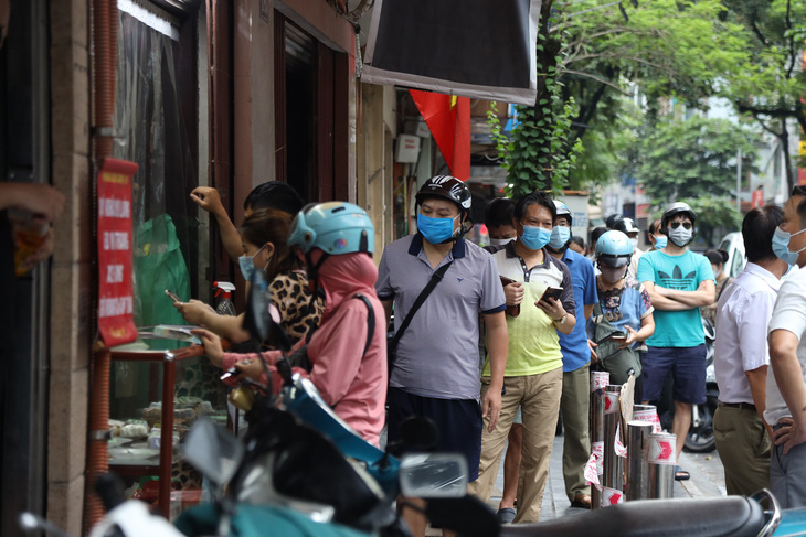 Tiệm bánh trung thu nổi tiếng Hà Nội phải đóng cửa vì... khách không giãn cách - Ảnh 2.