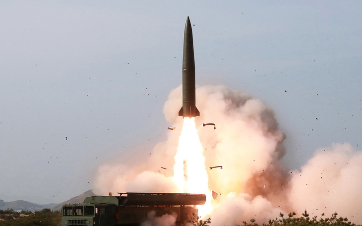 Ông Vương Nghị đang thăm Hàn Quốc, Triều Tiên bất ngờ bắn 2 tên lửa đạn đạo ra biển