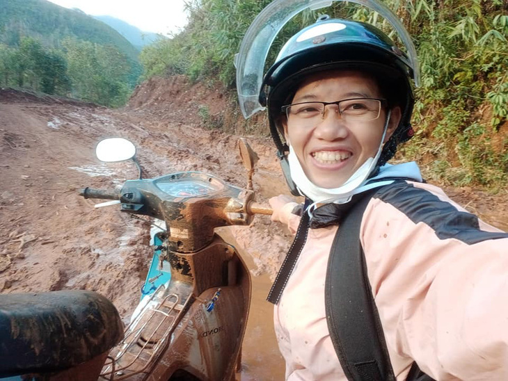 Cô giáo vào làng gieo chữ, ngã xe bùn bê bết vẫn cười: Mình không đi thì ai dạy bọn trẻ - Ảnh 1.