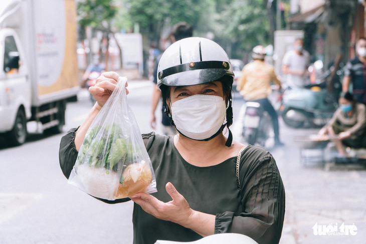 Hà Nội ngày đầu hàng quán được bán mang về: Tôi đợi ngày này đã hơn 2 tháng nay - Ảnh 7.