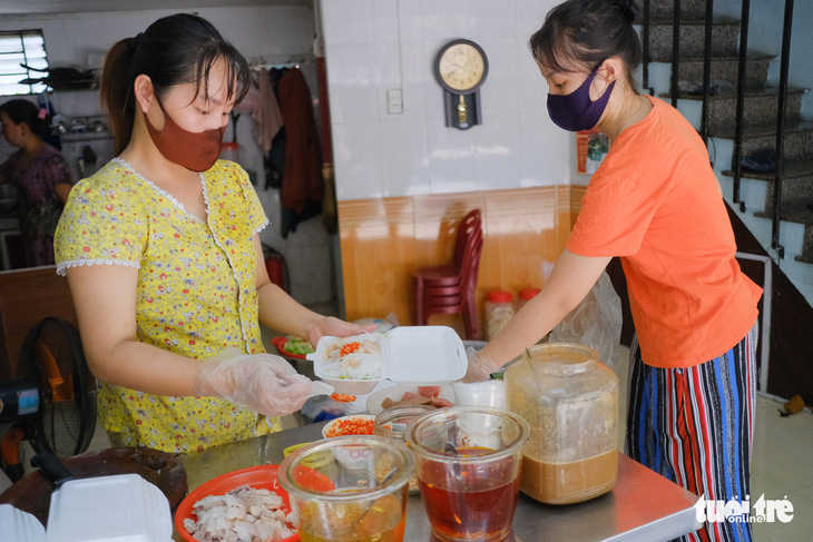 Đà Nẵng ngày đầu nới lỏng giãn cách, người dân ra đường nhiều hơn - Ảnh 4.