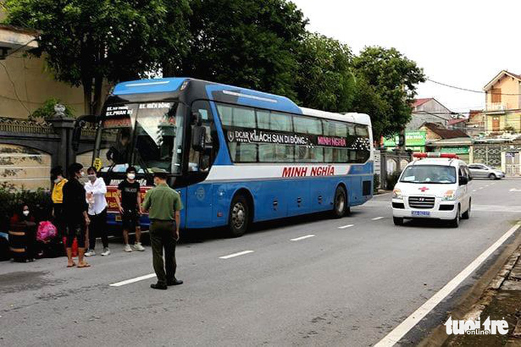 Hà Tĩnh tiếp nhận 8 công nhân vụ ngồi trong thùng đông lạnh vượt chốt về quê - Ảnh 1.