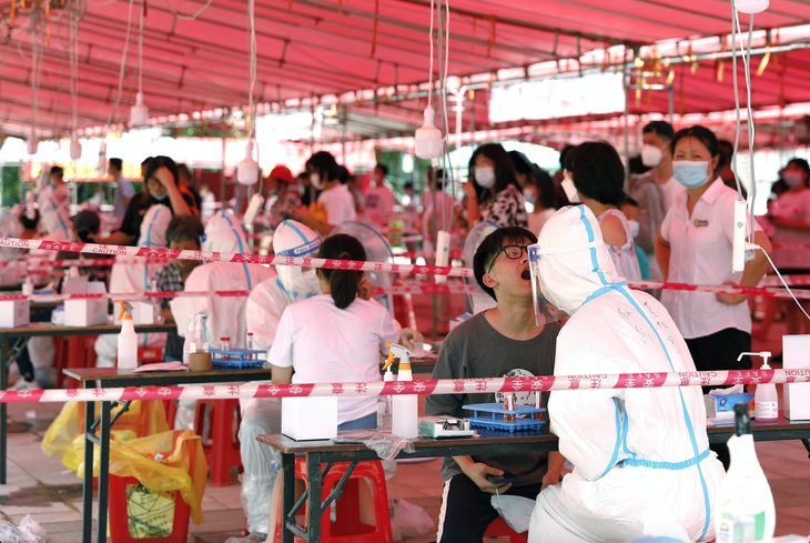 Hơn 1 tỉ người Trung Quốc đã tiêm đủ 2 mũi vắc xin COVID-19 - Ảnh 1.
