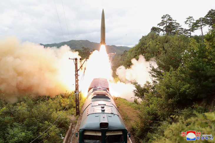 Triều Tiên phát triển hệ thống tên lửa đạn đạo mới, bắn từ xe lửa - Ảnh 1.